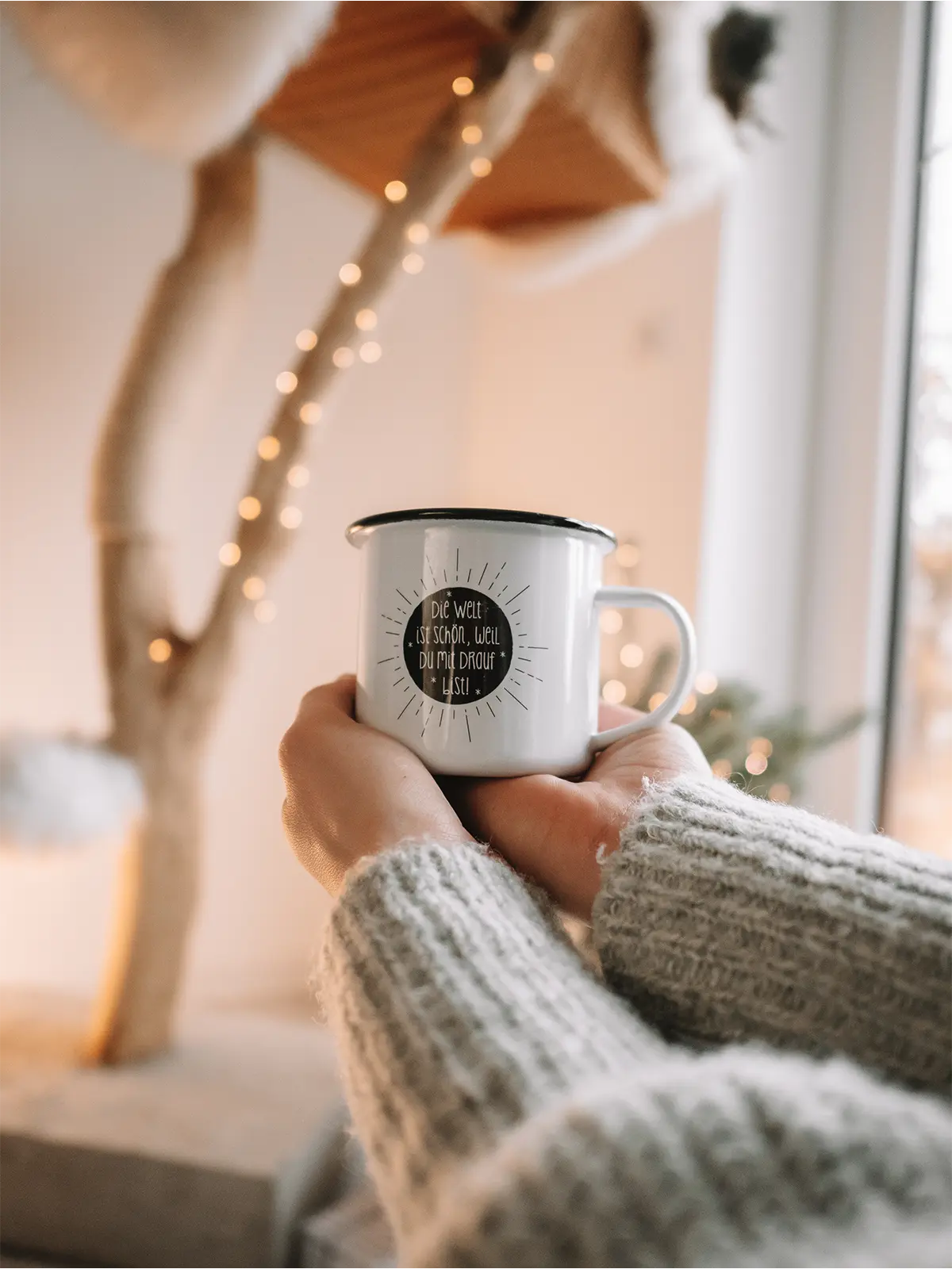 Die Welt ist schön · Emaille Tasse-Tschüss-HYGGEBI-€12,90