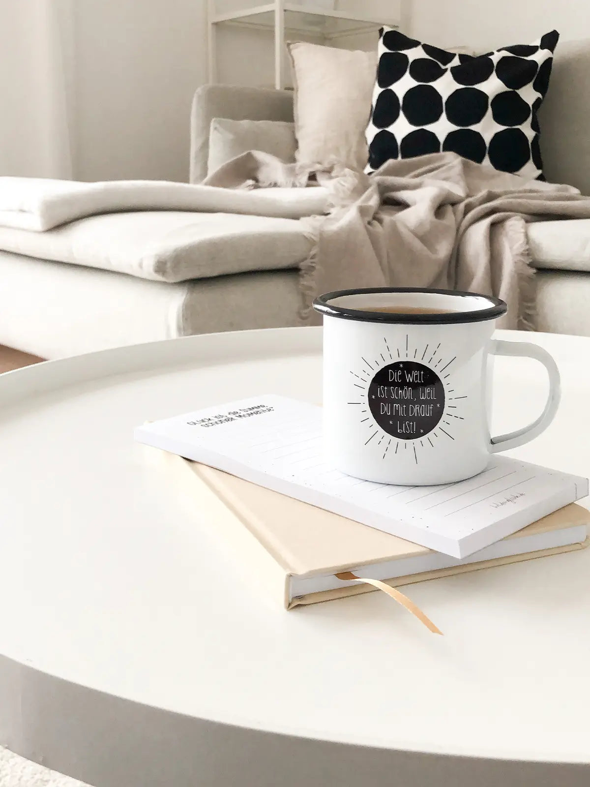 Die Welt ist schön · Emaille Tasse-Tschüss-HYGGEBI-€12,90