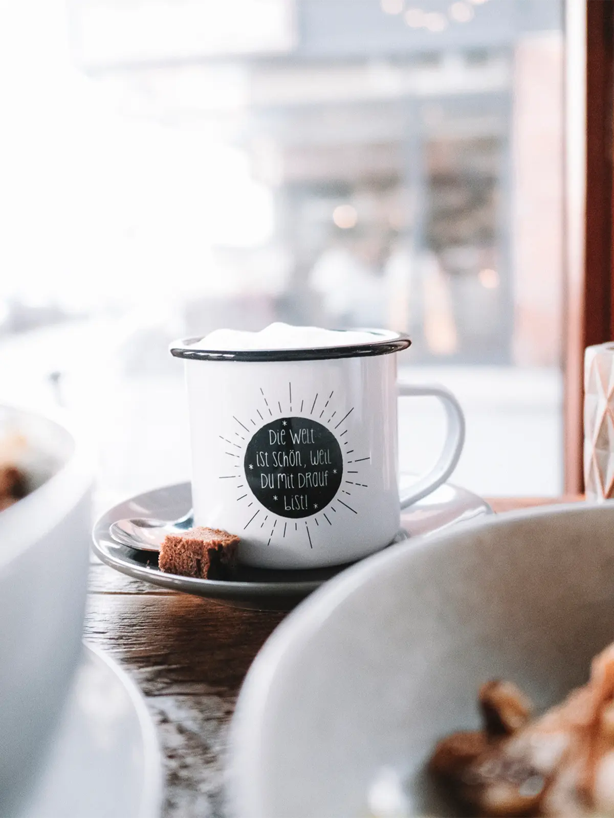 Die Welt ist schön · Emaille Tasse-Tschüss-HYGGEBI-€12,90