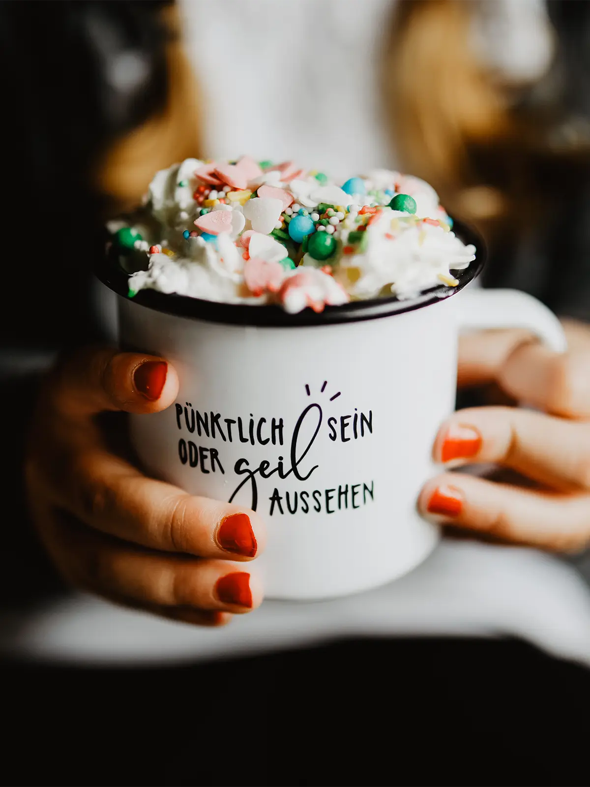Pünktlich sein · Emaille Tasse-Tschüss-HYGGEBI-€12,90