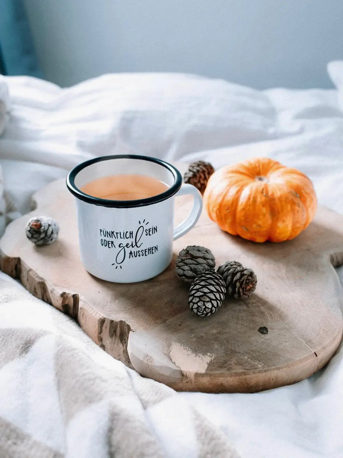 Pünktlich sein · Emaille Tasse-Tschüss-HYGGEBI-€12,90