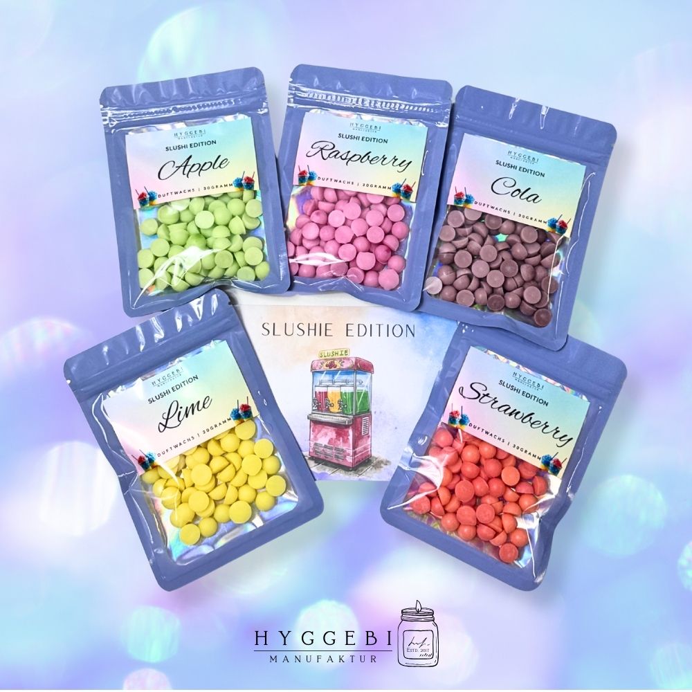 Fünf farbige Beutel der hyggebi Slushie‑Edition mit Duftwachs‑Perlen, angeordnet um eine Karte mit Slushie‑Motiv.