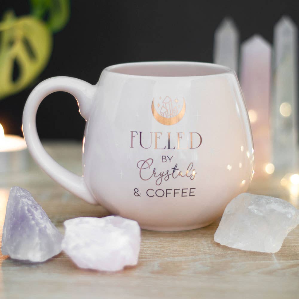 Abgerundeter Becher  „Fueled by Crystals and Coffee“ · 500 ml