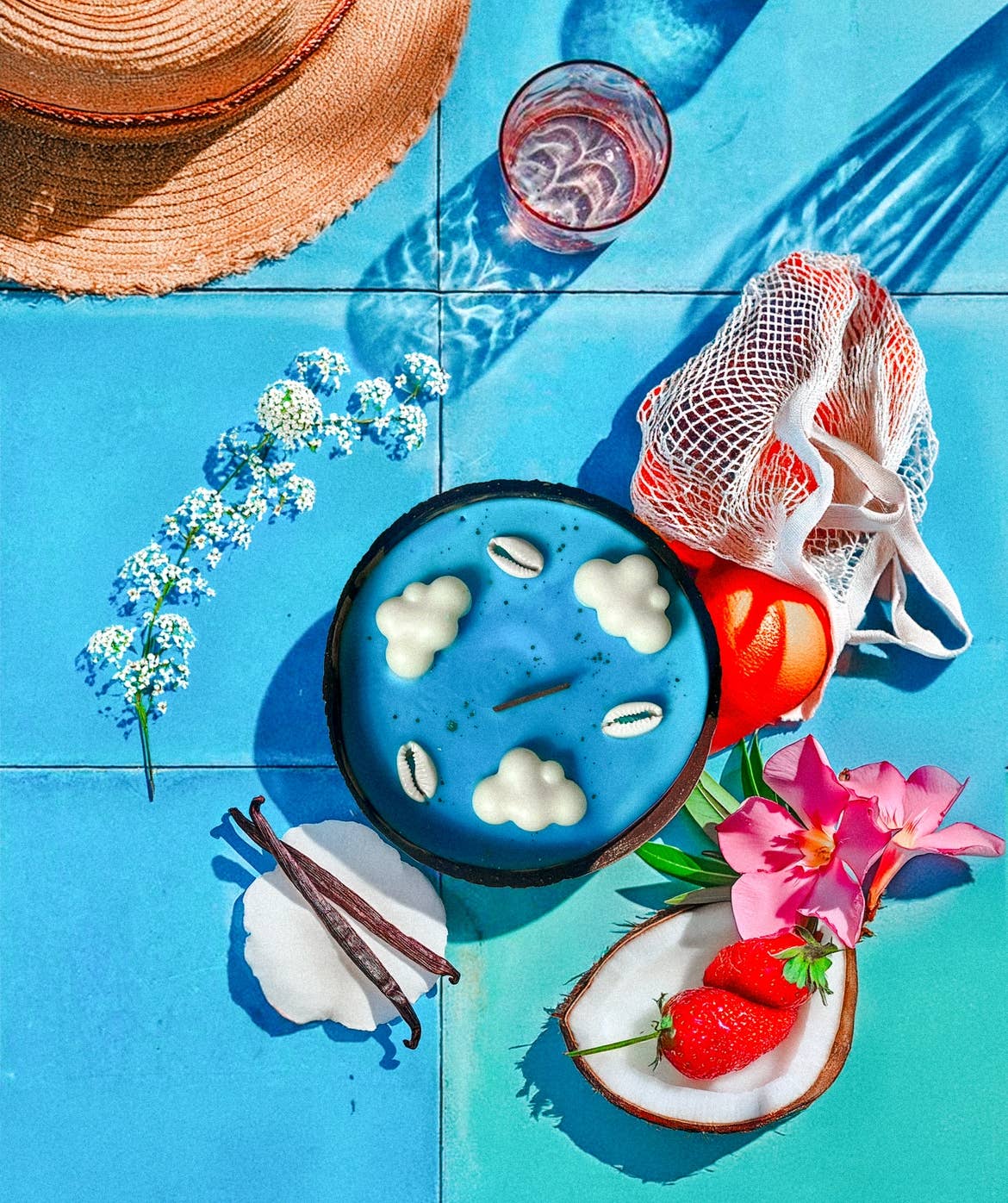 Mykonos Traum · Erdbeere, Kokos & Vanille · Duftkerze in Kokosnuss
