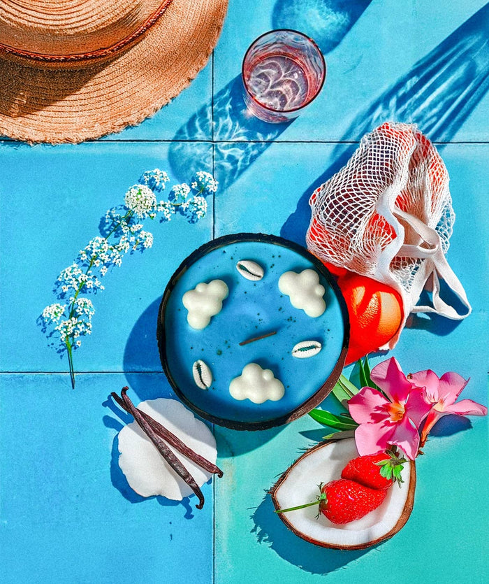 Mykonos Traum · Erdbeere, Kokos & Vanille · Duftkerze in Kokosnuss