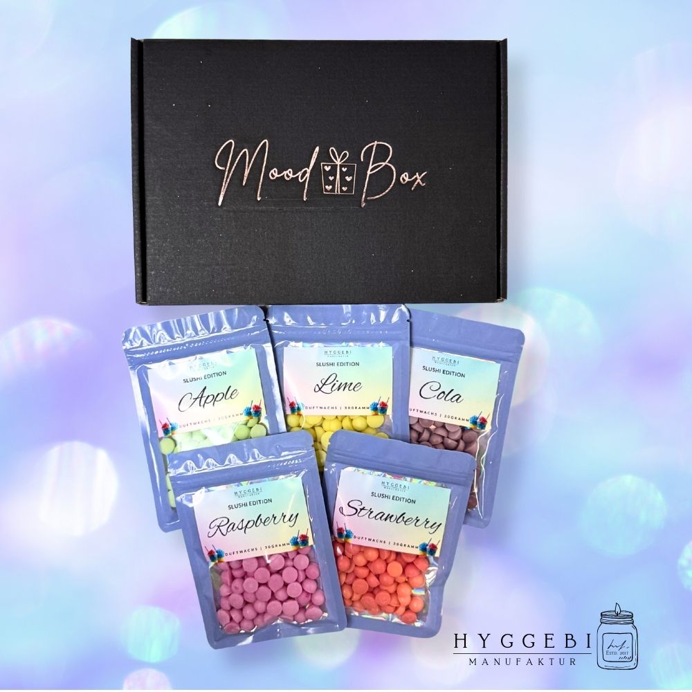 Schwarze Moodbox von hyggebi, davor fünf farbige Slushie‑Duftwachs‑Beutel in den Sorten Apple, Lime, Cola, Raspberry und Strawberry.
