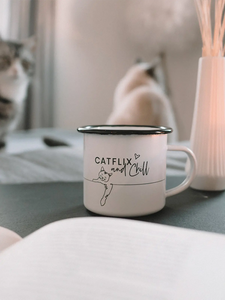 Catflix and chill · Emaille Tasse