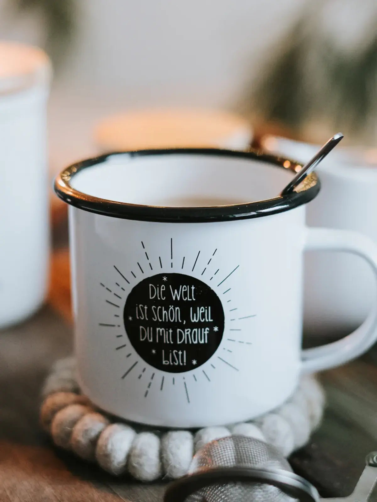 Die Welt ist schön · Emaille Tasse-Tschüss-HYGGEBI-€12,90