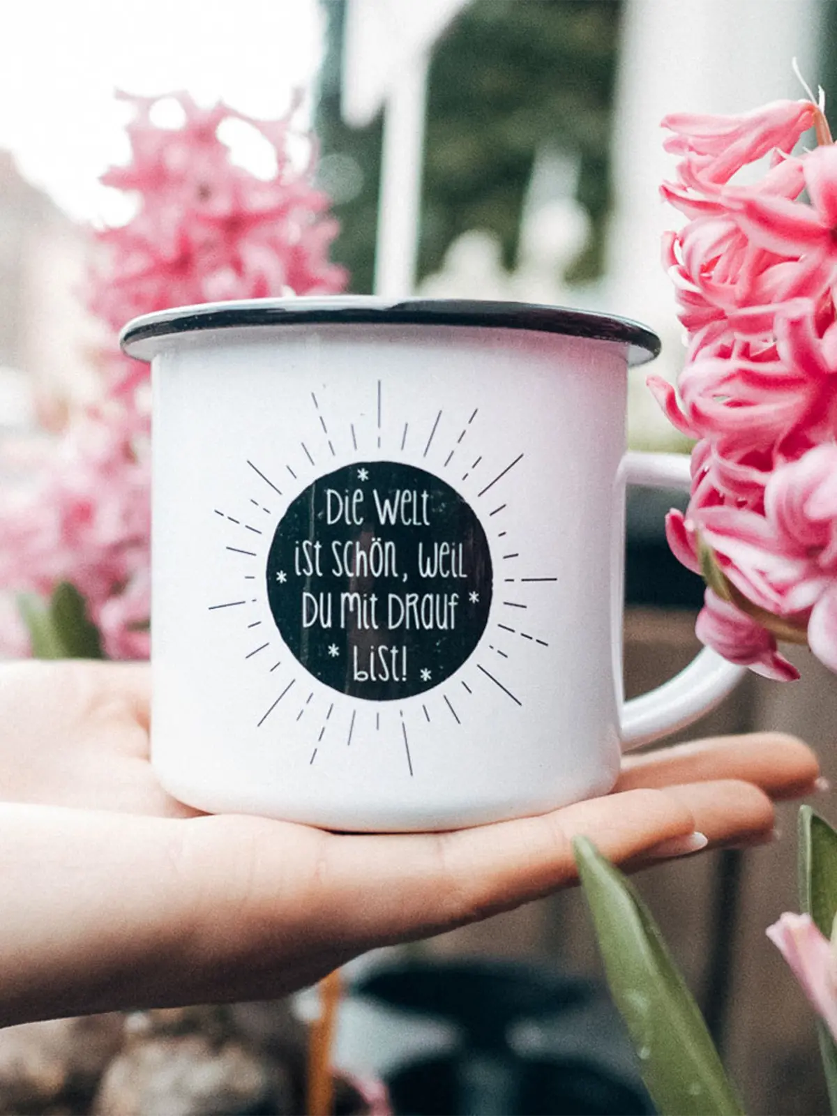 Die Welt ist schön · Emaille Tasse-Tschüss-HYGGEBI-€12,90
