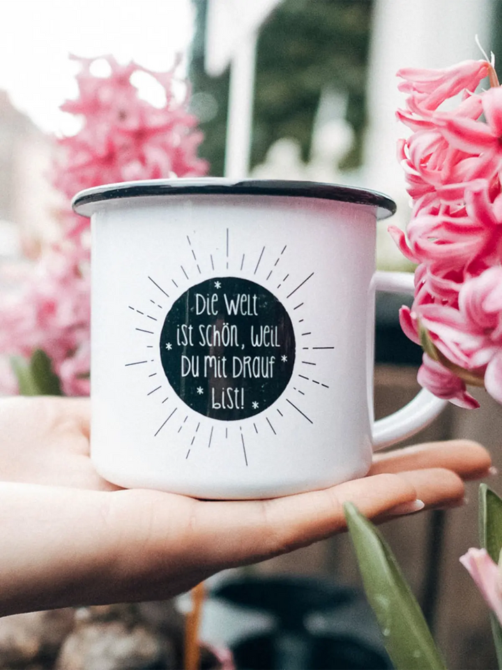Die Welt ist schön · Emaille Tasse-Tschüss-HYGGEBI-€12,90