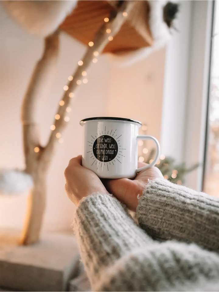 Die Welt ist schön · Emaille Tasse-Tschüss-HYGGEBI-€12,90