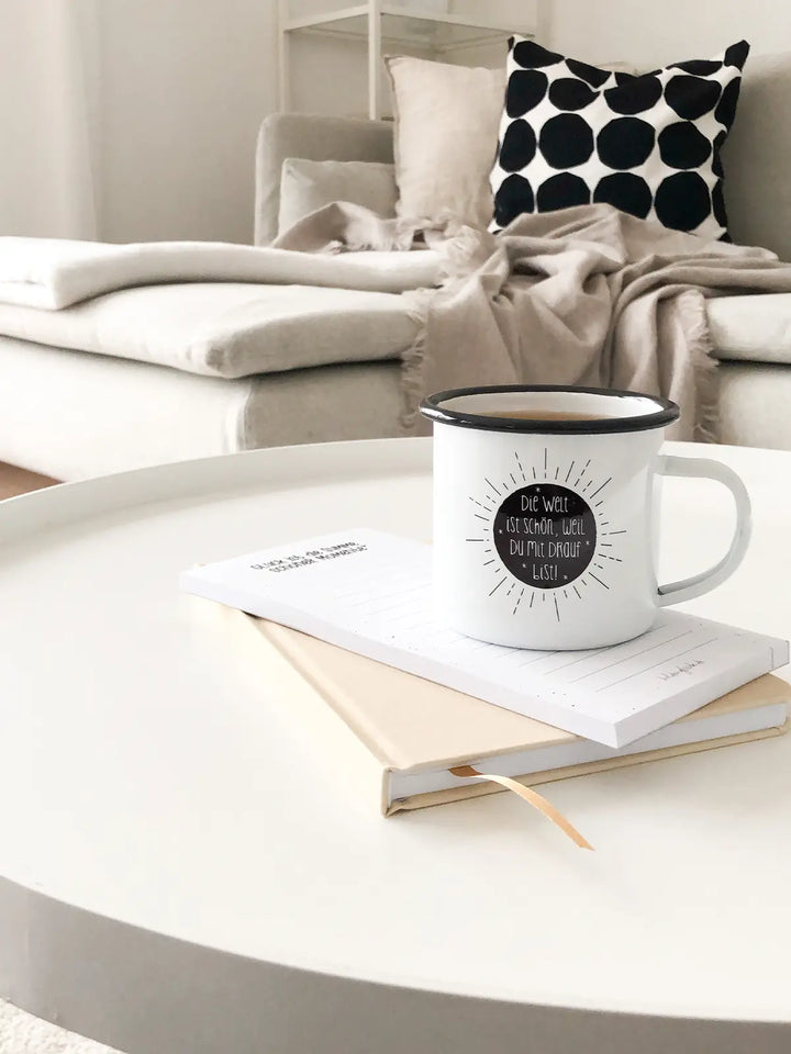 Die Welt ist schön · Emaille Tasse-Tschüss-HYGGEBI-€12,90