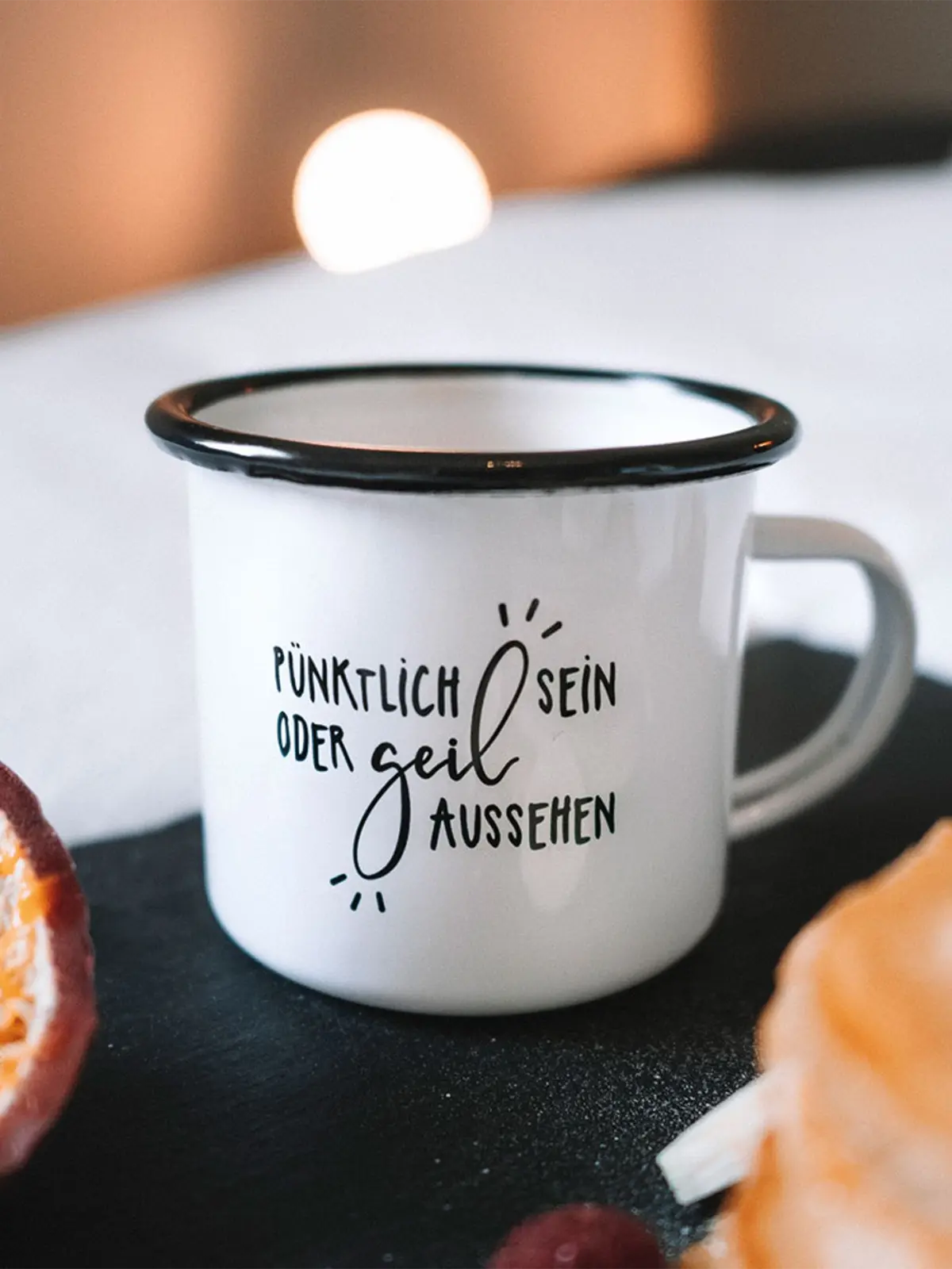 Pünktlich sein · Emaille Tasse-Tschüss-HYGGEBI-€12,90