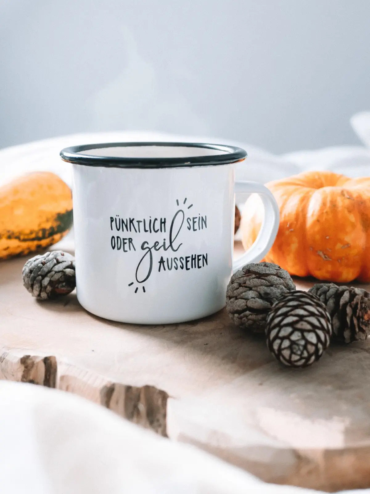 Pünktlich sein · Emaille Tasse-Tschüss-HYGGEBI-€12,90
