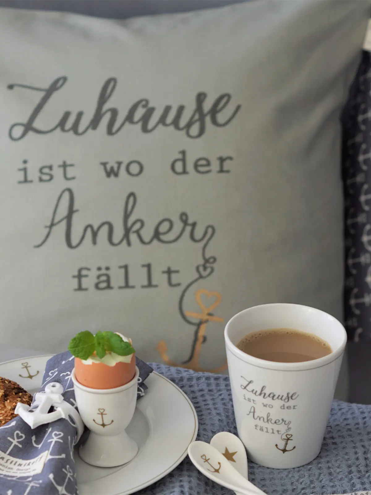 Kissenhülle "ZUHAUSE IST WO DER ANKER FÄLLT" · KRASILNIKOFF-Tschüss-HYGGEBI-€12,95