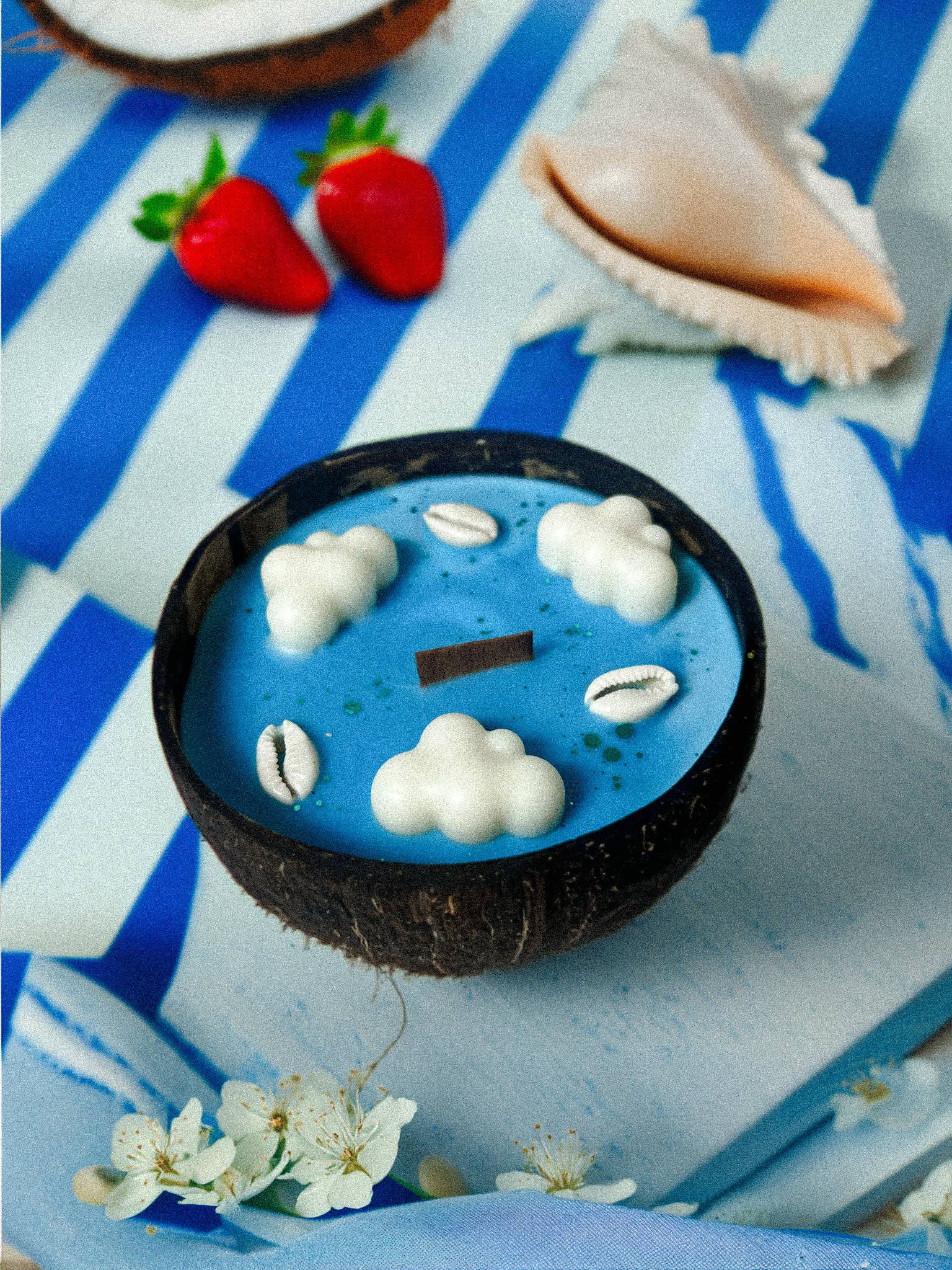 Mykonos Traum · Erdbeere, Kokos & Vanille · Duftkerze in Kokosnuss