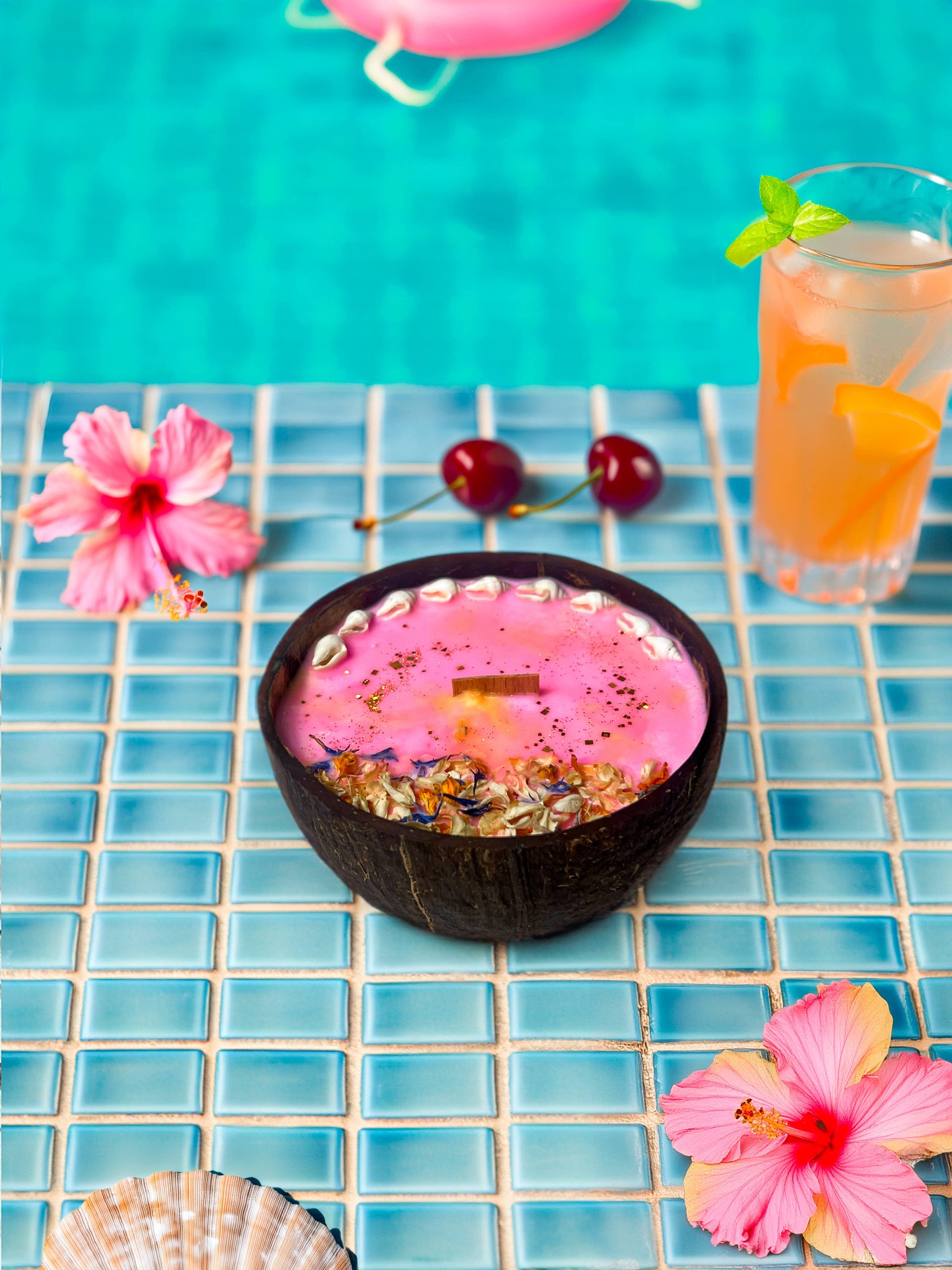 Ibiza-Duftkerze in Kokosnuss · Passionsfrucht, Himbeere & Hibiskus